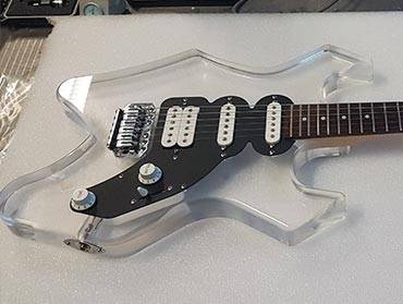 Guitare-en-plexiglas